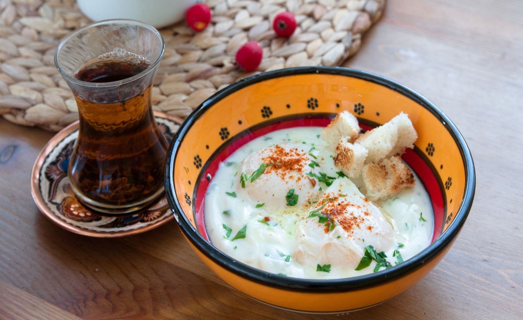 Ricetta (Turchia): Çılbır, le uova in camicia con yogurt e spezie